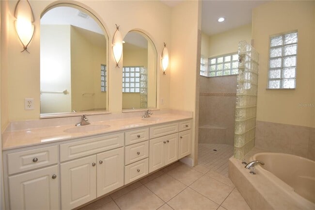 Building Photo - 17 Oasis Cir