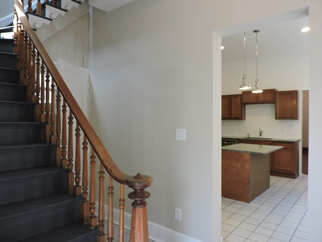 Building Photo - Beautiful 4 bed/1.5 bath Rental Mins. from...