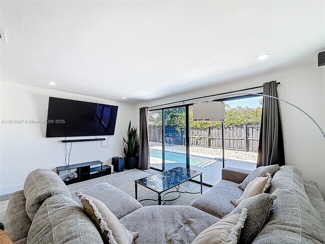 Building Photo - 600 N 66 Terrace