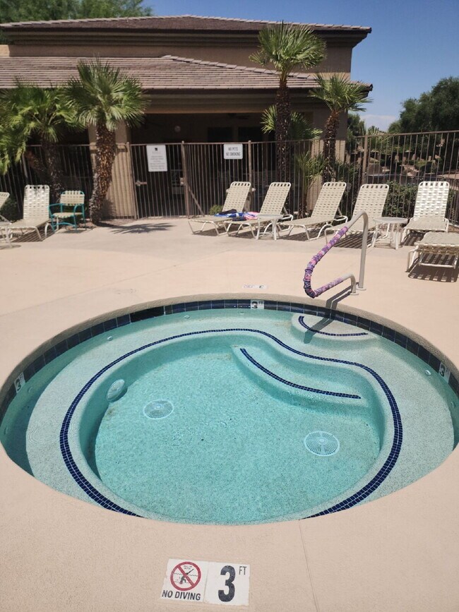 Building Photo - "Spacious 2-Bed Condo Retreat with 2.5 Baths in Prime Chandler Location!"
