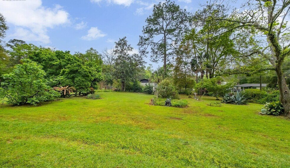 Right Yard - 1927 Grimes Ln
