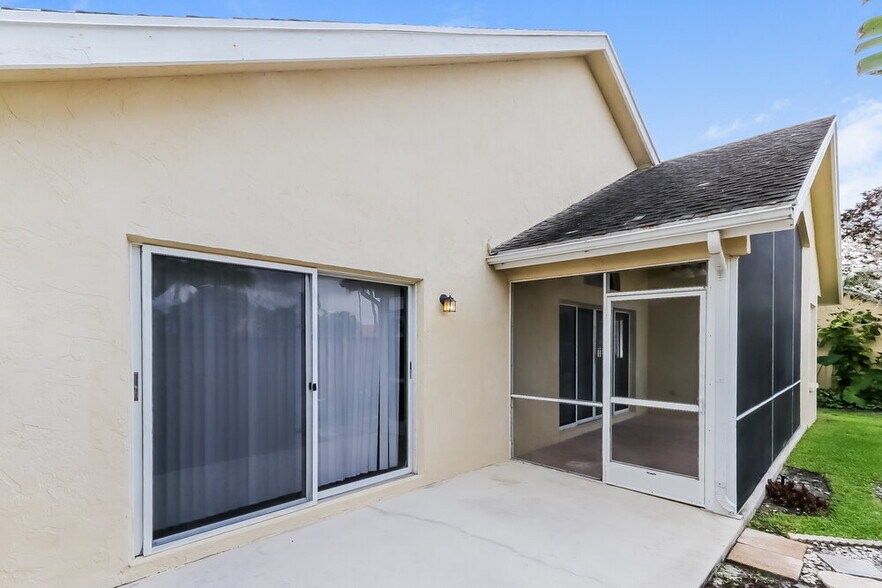 Building Photo - 12996 Meadowbreeze Dr