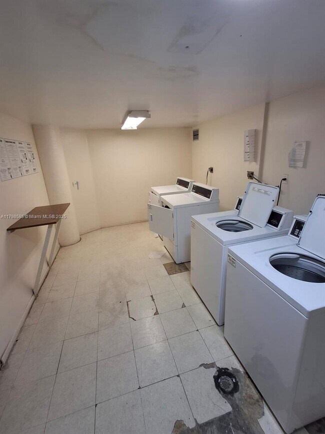 Building Photo - 1351 NE Miami Gardens Dr