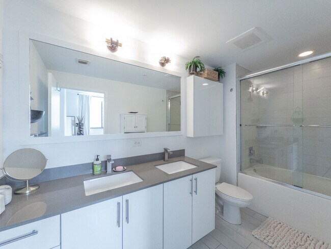 Building Photo - 999 SW 1st Ave