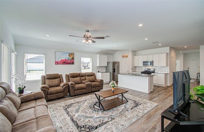 Building Photo - 8611 Shumard Oak Dr