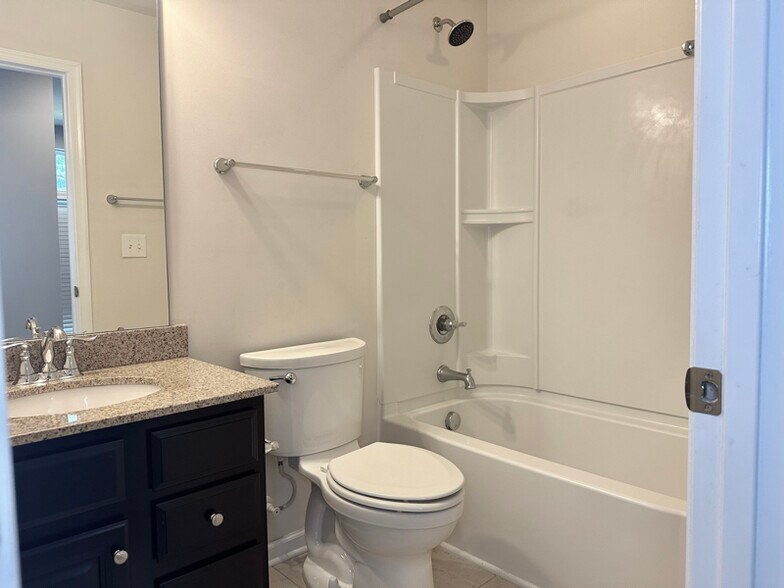 Building Photo - 2501 Silverthorn Dr