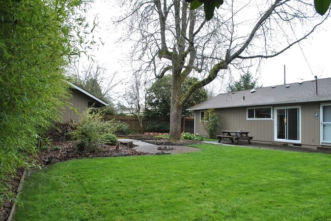 Building Photo - Beautiful Single Level 3/2 Charming NW Corvallis Home