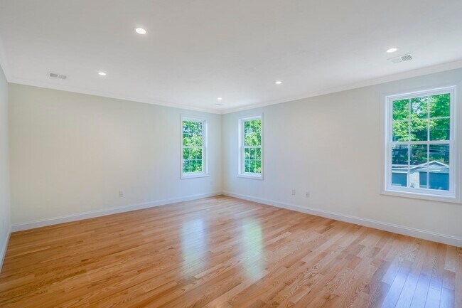 Building Photo - 2 Manchester Pl