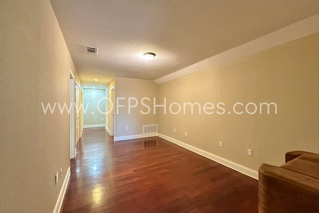 Building Photo - AVAILABLE IN AUG! 5BR/3BA IN S. CRESTVIEW