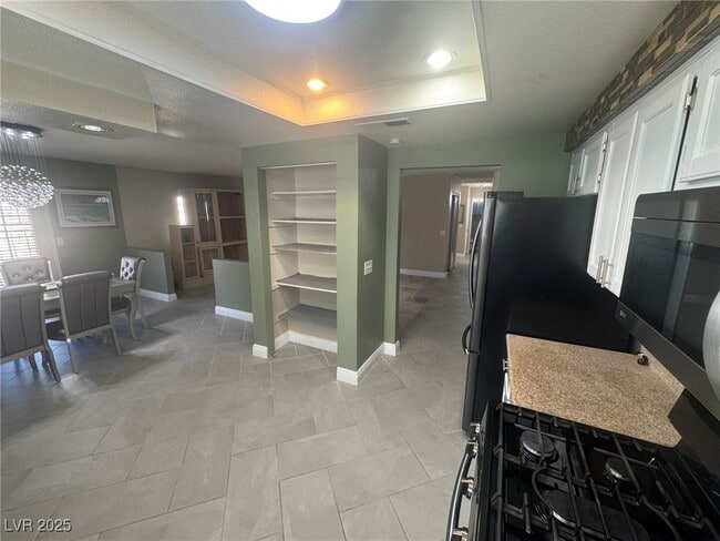 Building Photo - 6224 Miraloma St