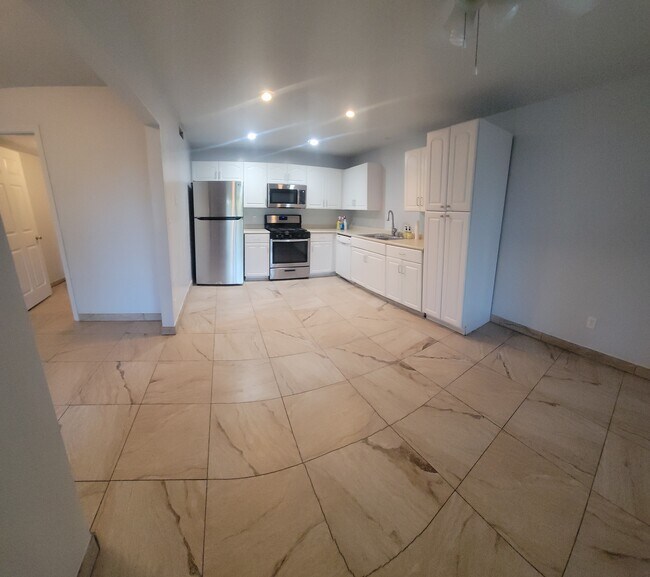 Building Photo - 711 E 7th Ave