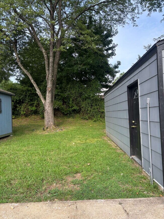 Building Photo - 3775 Ashburn St