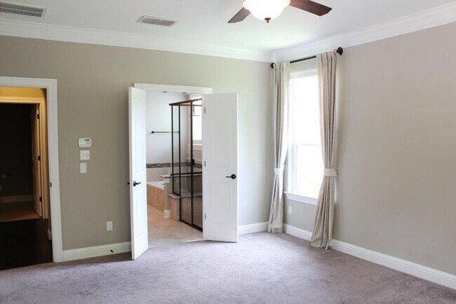 Building Photo - 9308 Villa Norte Dr