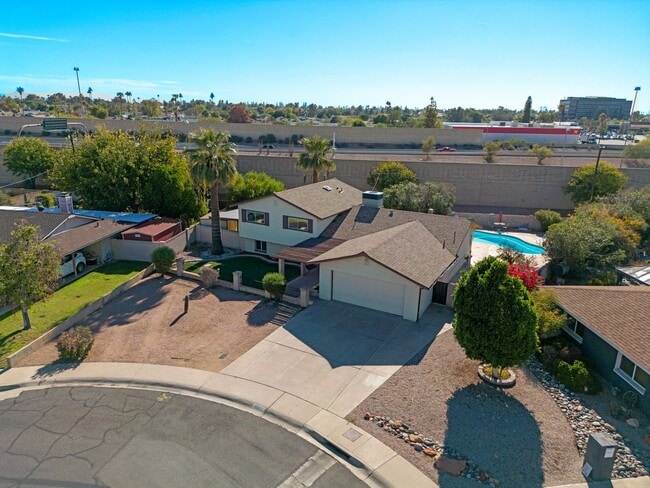 Building Photo - Large Trilevel home backing 60 with pool and close to ASU