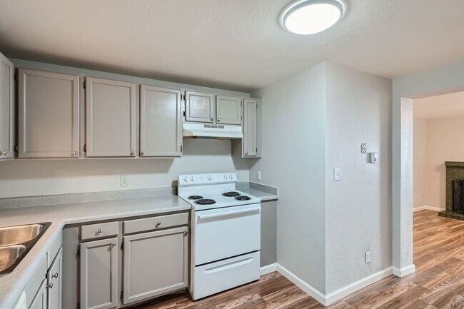 Building Photo - Newly Updated 2 Bedroom Condo- Move in Nov...