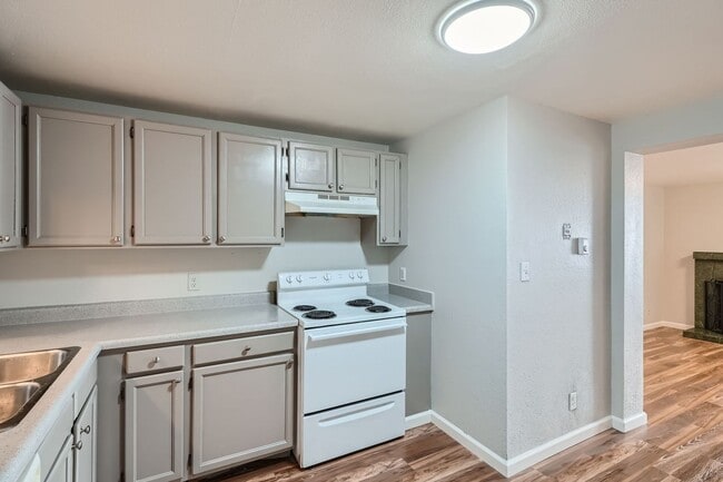 Building Photo - Newly Updated 2 Bedroom Condo- Move in ready! Move in Special $500 off 1st months rent!