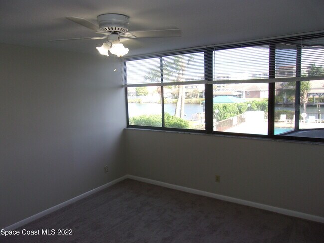 Building Photo - 300 Columbia Dr
