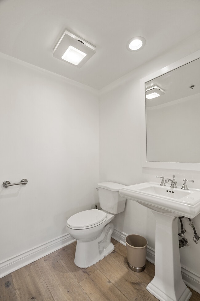 Building Photo - 122 N Clark Dr