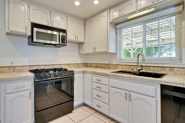 Building Photo - Single Story Gem in Saratoga! Quaint 3 BR 1.5 BA Home Ready for Occupancy with all new Air Condit...