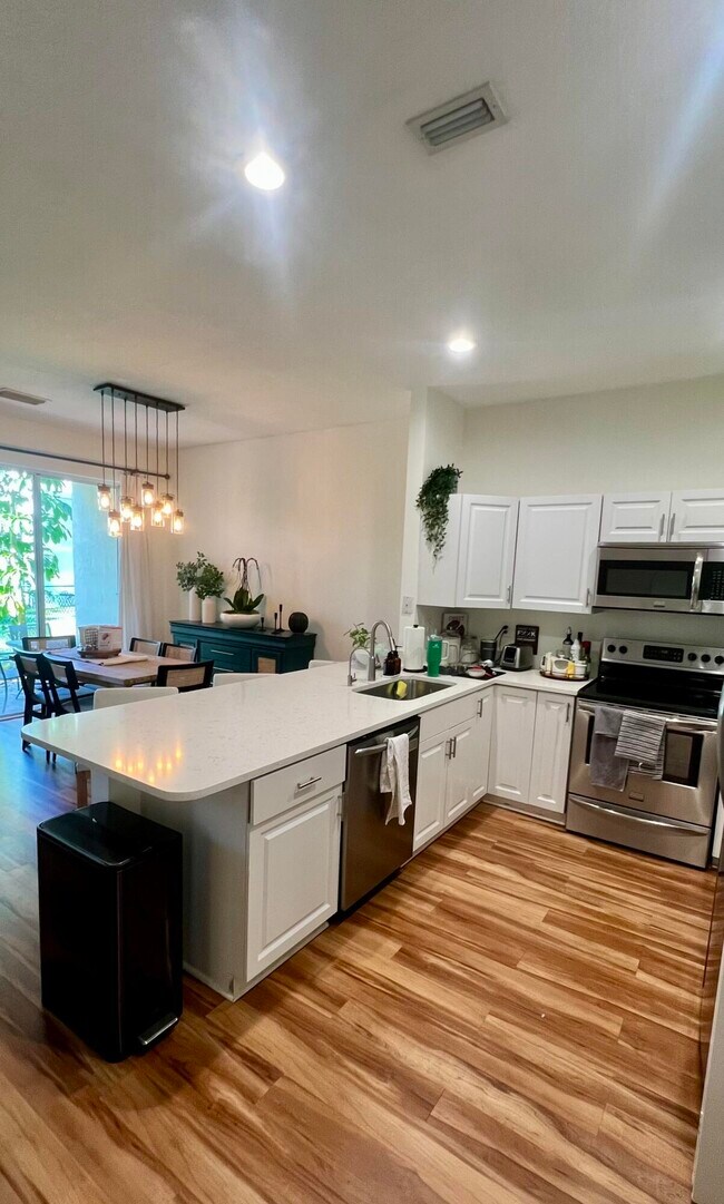 Building Photo - 6086 Seminole Gardens Cir