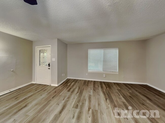 Building Photo - 1210 Green Hill Dr