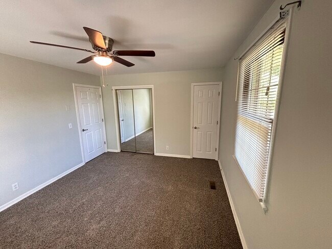 Building Photo - Close to Glenbrook area in Hendersonville!