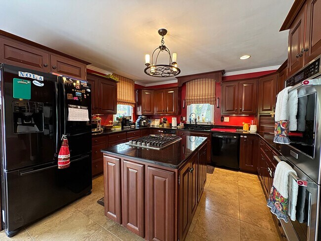 Building Photo - Fantastic 5 Bed 5.5 Bath Single Family Hom...