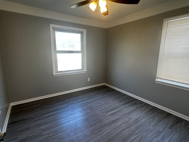 Building Photo - 2 Bedroom Home In Warren