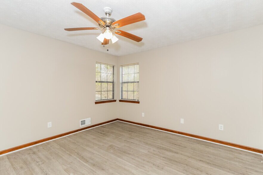 Building Photo - 30 Meadows Ct