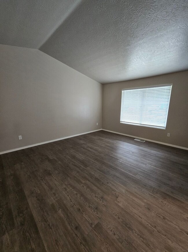 Building Photo - Pet Friendly, Single Level 3bed : 2bath Ho...