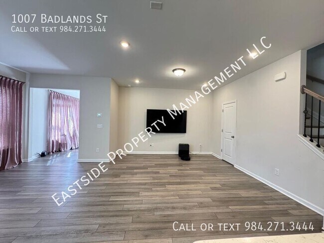 Building Photo - 1007 Badlands St