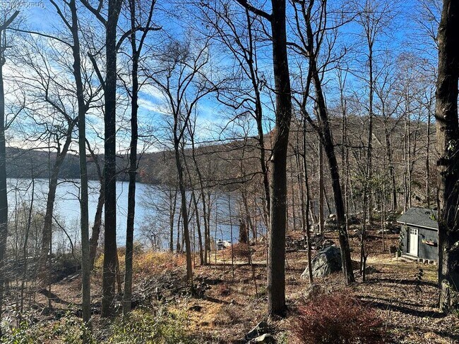 Building Photo - 117 Seven Hills Lake Dr