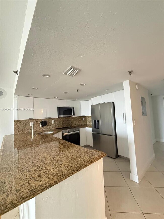 Building Photo - 2625 Collins Ave