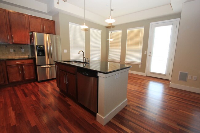 Building Photo - Gorgeous Corner Unit DTC Condo