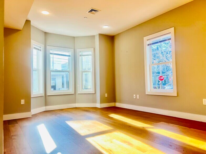 Building Photo - 19 Plymouth St