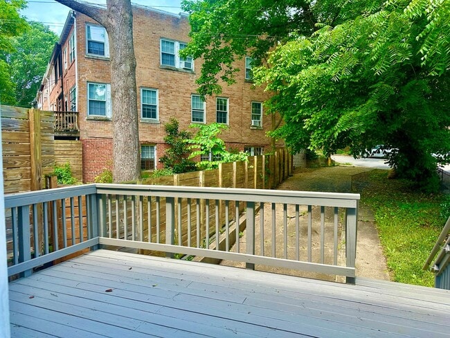 Building Photo - 4 Bed + 2 Bath - Pets Welcome! Parking!