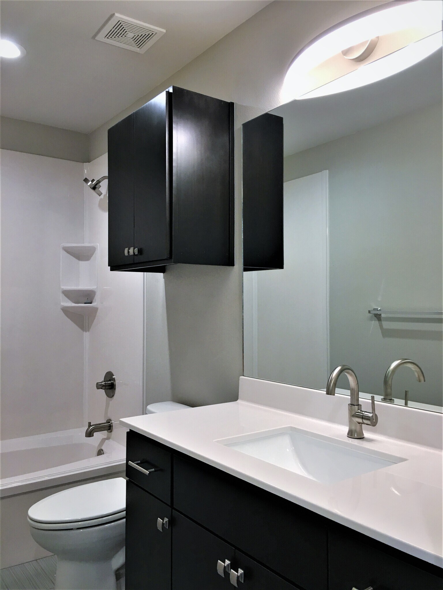Shared Upstairs Bathroom - 10648 Brothers Ln