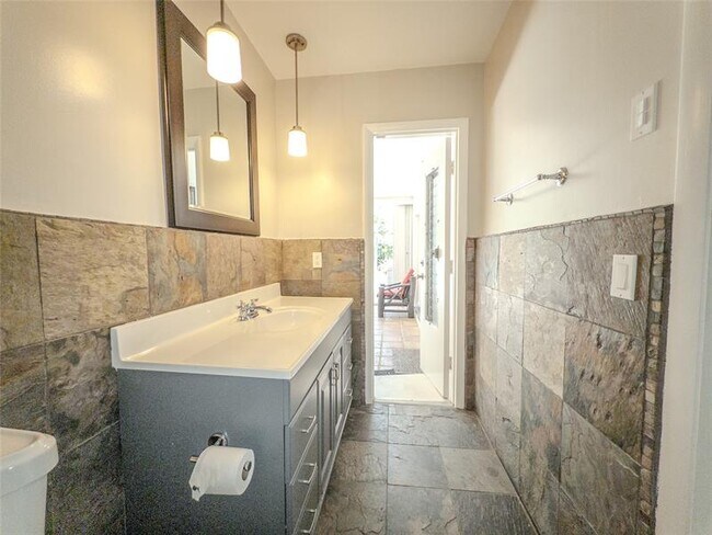 Building Photo - 560 SW 62nd Ave