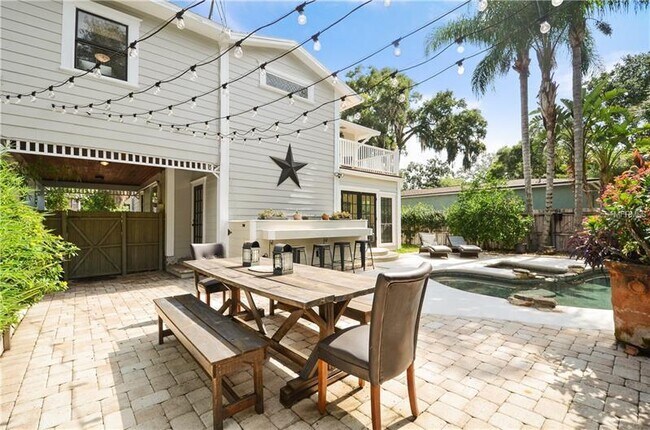 Building Photo - Amazing 4 BR Pool home in the heart of Tho...