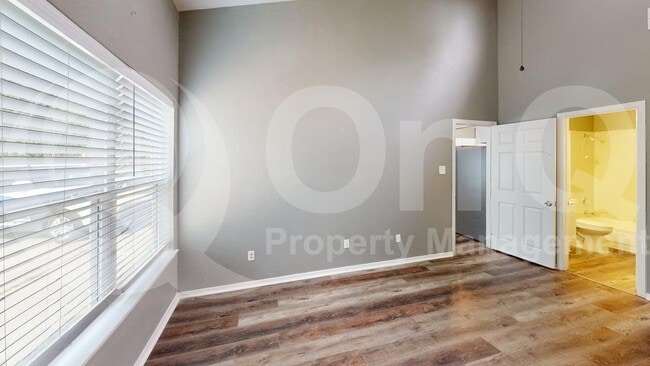 Building Photo - 2420 Moneda St