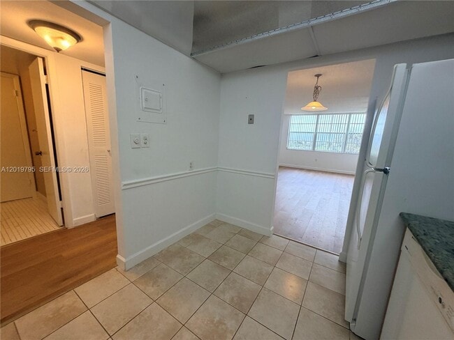 Building Photo - 1100 St Charles Pl