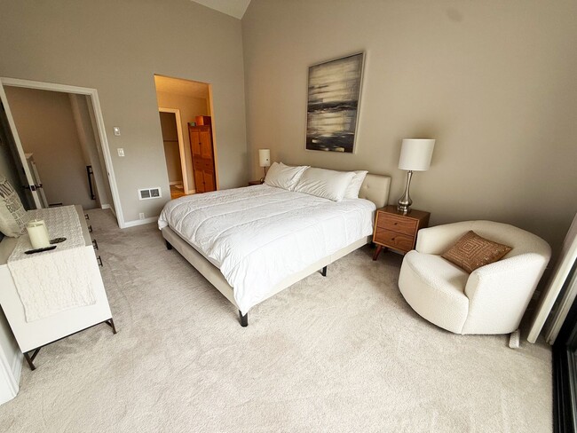 Building Photo - Beautifully Furnished 2 Bed/2.5 Bath Townhome in the Desirable Woodlands of La Jolla
