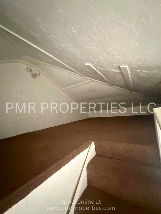 Building Photo - 3 Bedrooms / 1 Bathroom House