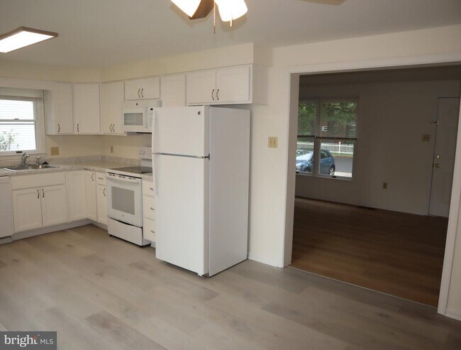 Building Photo - 1108 Middleneck Dr
