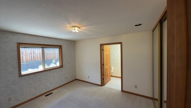 Building Photo - 3405 SW Hillcrest Dr