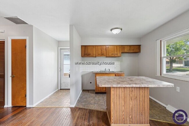Building Photo - 4111 Parrakeet Ave