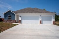 Building Photo - Beautiful newer 3 bed home with 3 car garage