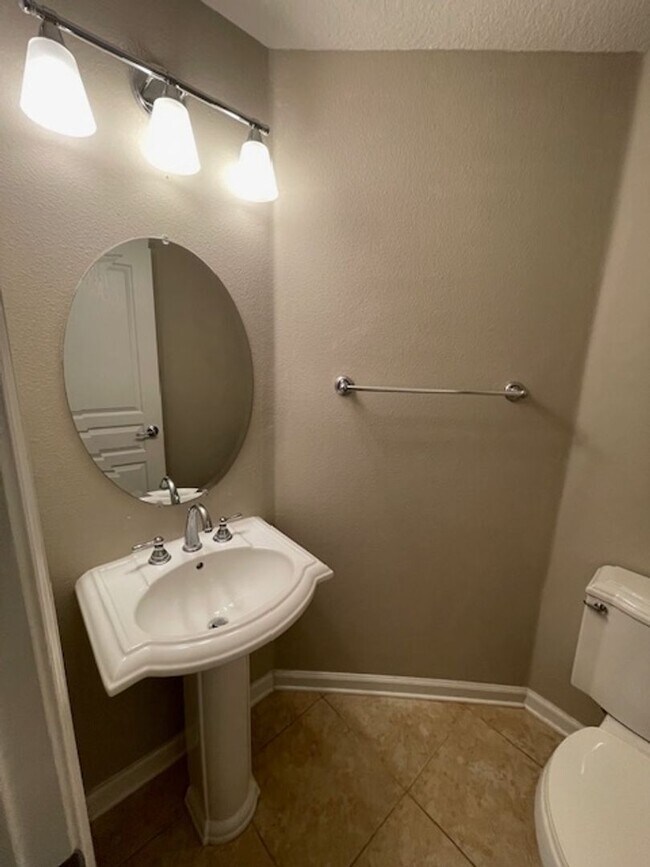 Building Photo - Midtowne