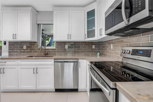 Building Photo - 9841 Dominican Dr