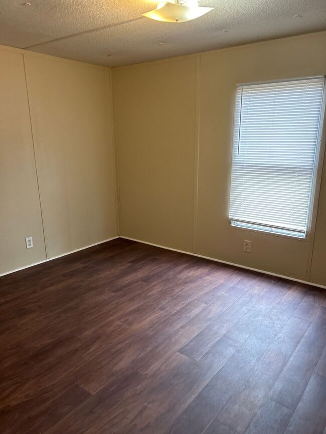 Building Photo - 2 Bedroom, 2 Bath